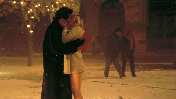A man and a woman kiss in the snow in Bridget Jones's Diary.